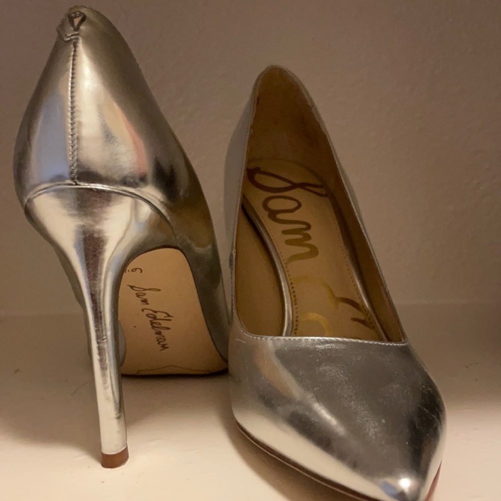 Zapatos de tacón plateados y negros